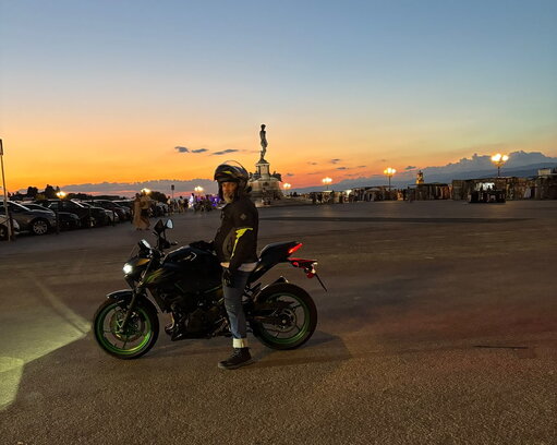 Moto parcheggiata vicino al mare sulla costa toscana