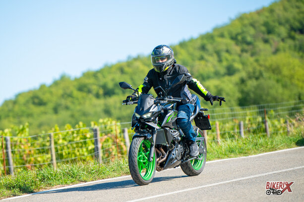 Kawasaki Z500 SE parcheggiata in un piazzale panoramico