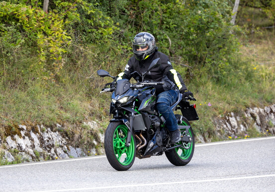 Strada che sale sulle colline del Mugello vista dalla moto