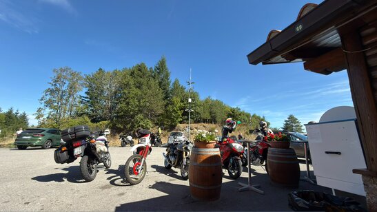 Moto parcheggiata con vista sulle colline del Mugello