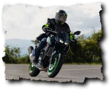 Kawasaki Z500 SE parcheggiata in una strada cittadina