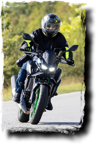 Kawasaki Z500 SE parcheggiata durante un giro in Toscana